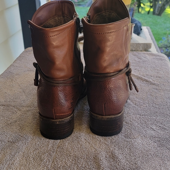 Clark's leather boot. 9" shaft. - Picture 2 of 6